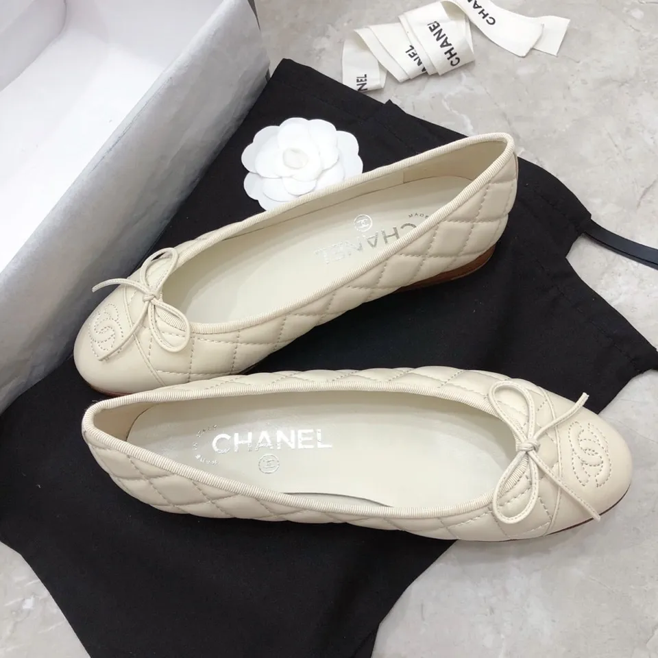 👟👟Ex-factory price 440👟👟 Chanel has been upgrading Chanel shoes ~ 2021ss top version HK overseas purchasing original cut at 1:1 Chanel Chanel Eternal Classic Bow Round Toe Ballet Shoes There are not many good quality, truly no pressure to enter and exit the counter. Regardless of the last type, leather material selection, and manufacturing process, they are all genuine craftsmanship and very sophisticated. ◾️Fabric: Mixed sheepskin imported from Italy ◾️Lining: Imported sheepskin (sweat-absorbent and soft) ◾️Sole: Italian special A-grade genuine leather sole (not ordinary thin sole in the market) ◾️Size: 35-39 [34 40 41 42 43 customization is not returnable]